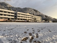 雪の日の校舎