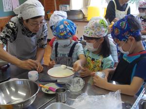 写真2　包まない肉まん作り