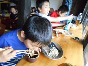 写真3　そばの試食
