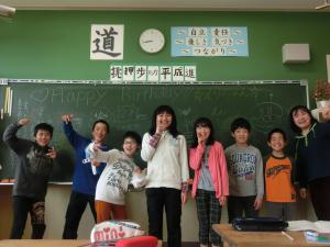 学級目標の前で
