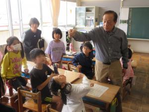 観察する３年生