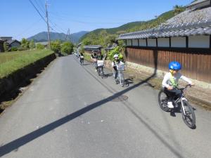 自転車に乗ってます