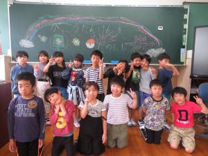 学校探検　大成功！　みんなで集合写真