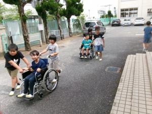 車いす体験の様子