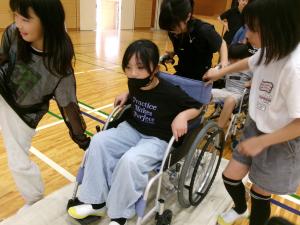 車いす体験の様子