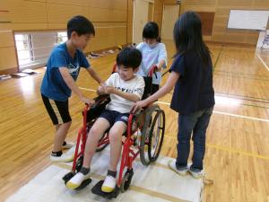 車いす体験の様子