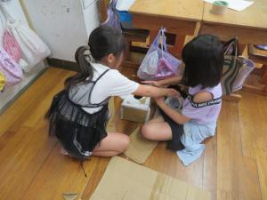 どんぐりくじ引きの準備中