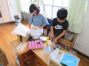 どんぐり入れの準備中