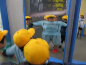 ４