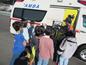 説明を聞く3年生