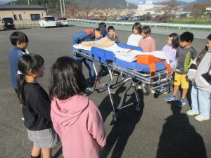 説明を聞く3年生