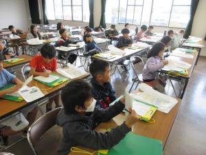 説明を聞く3年生