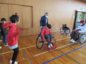 スポーツ用の車いすでチャレンジ