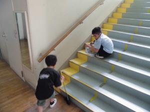 西と東の階段