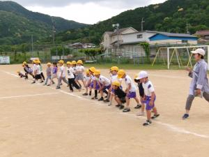 走らない子も一緒に体操しています。