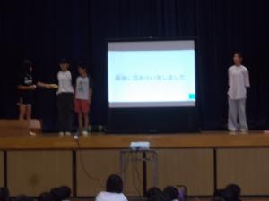 野外炊事の発表の様子。劇にして皿洗いの大変さを伝えました。