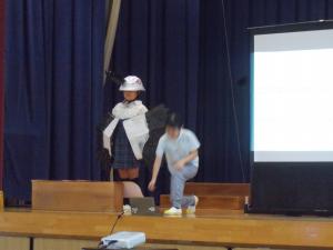 コウノトリの着ぐるみを作って発表しました。
