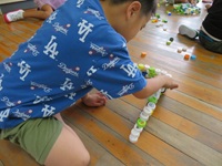 造形遊びを楽しむ1年生