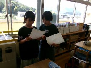 お互いに覗き込みながら自己紹介しています