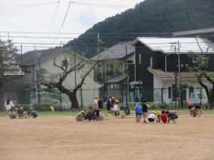 全校生で草引き