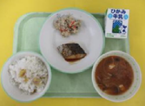 給食（栗ごはん）