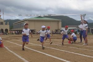 1・2年生のかけっこの様子です。