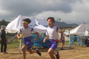５・６年生の迫力あるリレーです