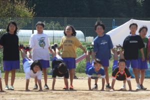 高学年がみんなで足をあげています。