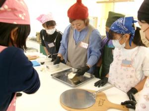 ピザの作り方について教わっています