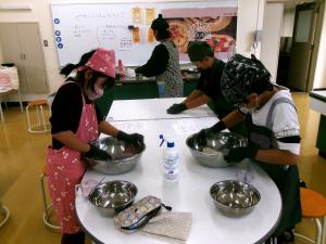 一生懸命生地をこねています