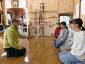 弓道のお話を聞いています