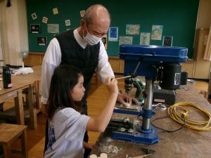 木に穴をあけます。