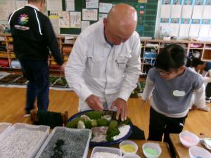 名人にコケ盆栽について教わっています。