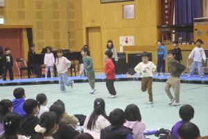 1年生が踊りながら歌っています。