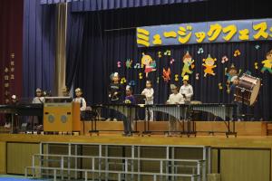 2年生が合奏しています