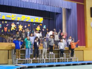 3年生が歌っています