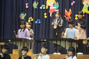 4年生がウィーアーを演奏しています