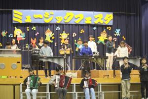 6年生がマツケンサンバを演奏しています。