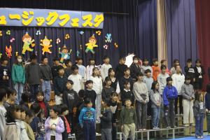 全校でシングアソングを歌っています。