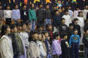 全校生で歌っています