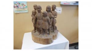 木像「地球と一家のように仲善で」
