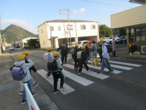 横断歩道を渡る様子