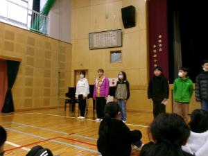 6年生が発表をしています。