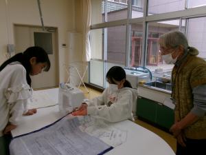 ミシンの使い方をみていただいています。