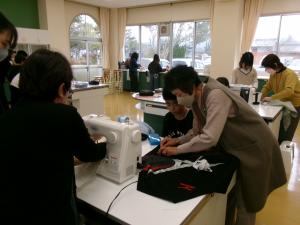 サポーターの方に縫い目を見ていただいています。