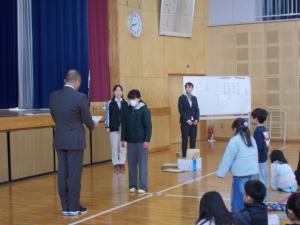 代表の子が賞状をもらっています。