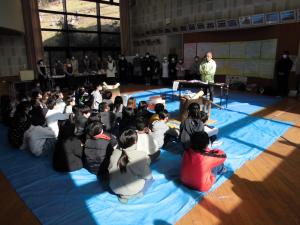 説明を聞いている様子