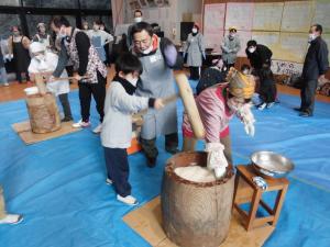 もちつき体験の様子