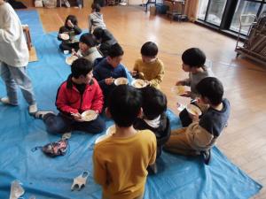 もちを食べている様子