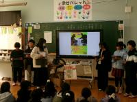 ピザチームがポスターの発表をしています。